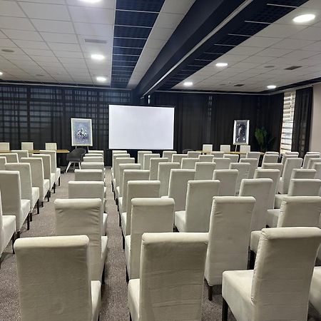 Garnet Hotel&Event Centar Ruma Buitenkant foto