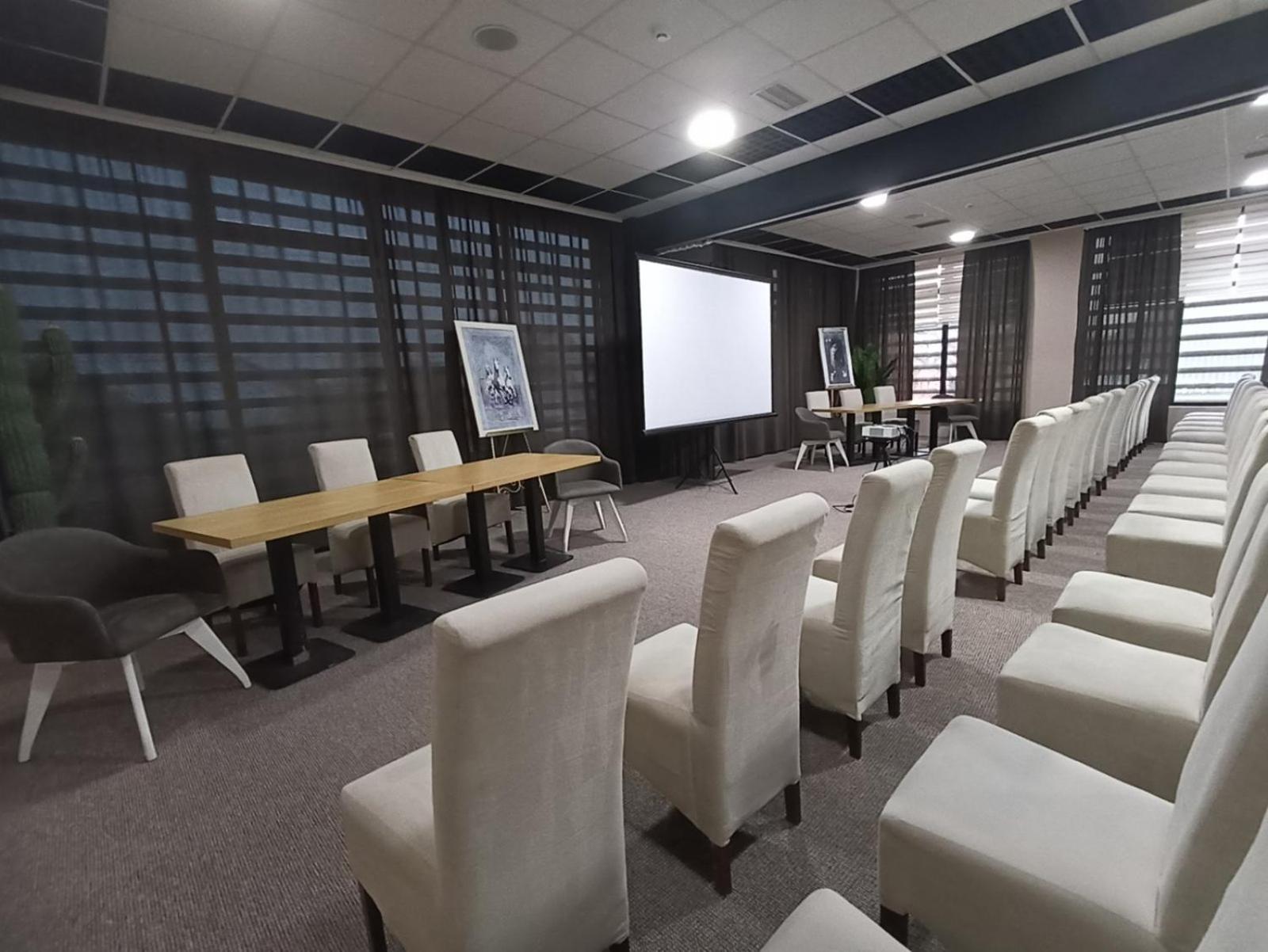 Garnet Hotel&Event Centar Ruma Buitenkant foto