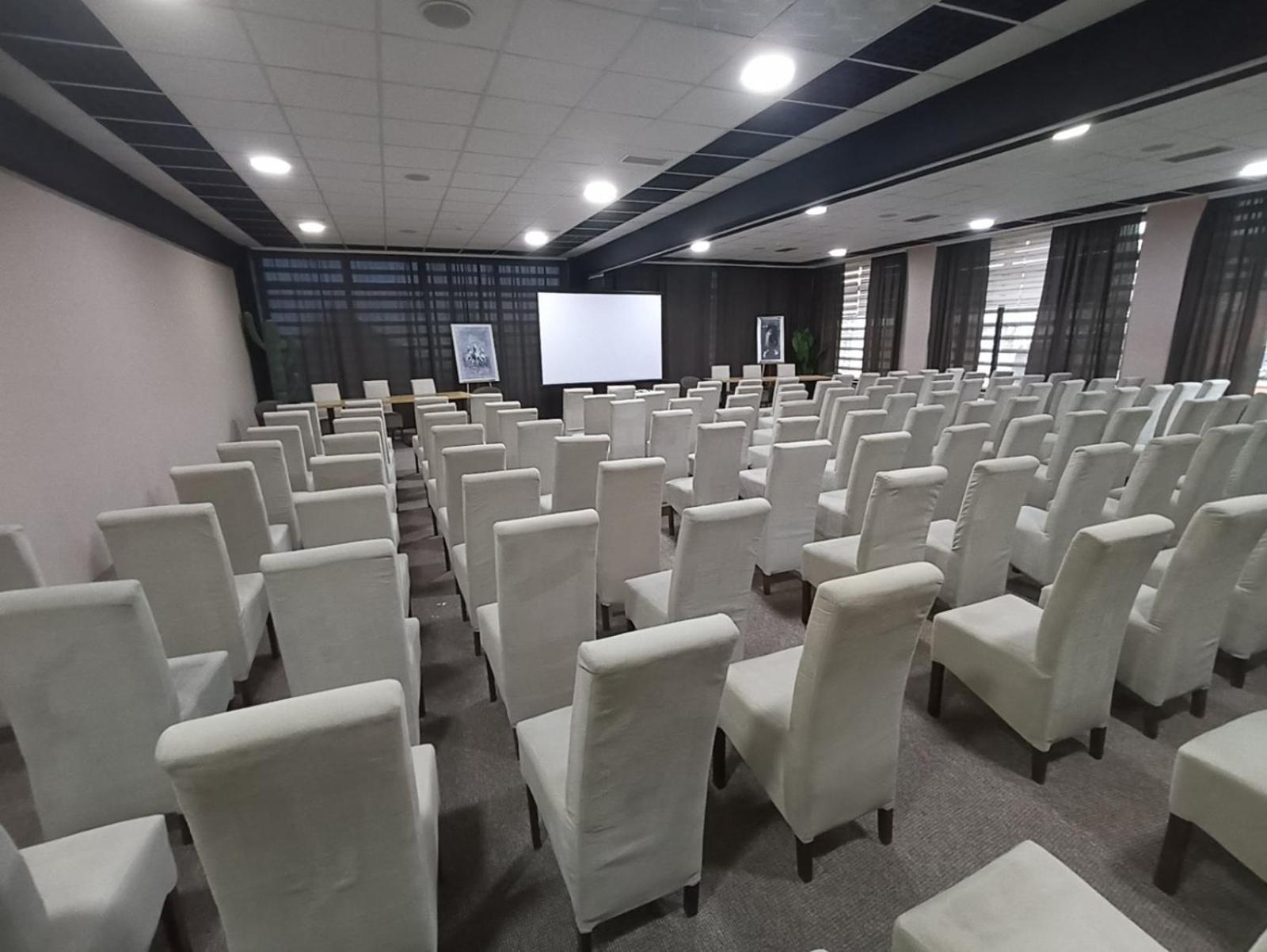 Garnet Hotel&Event Centar Ruma Buitenkant foto
