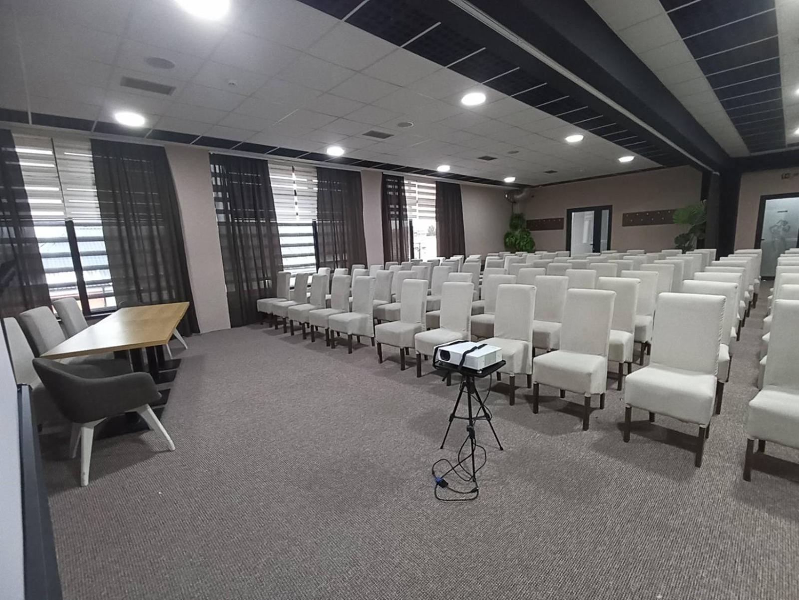 Garnet Hotel&Event Centar Ruma Buitenkant foto