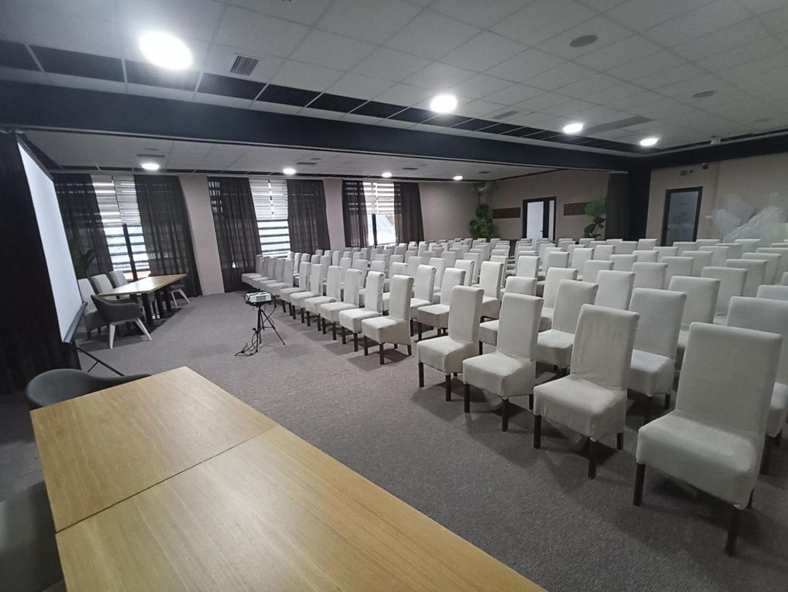 Garnet Hotel&Event Centar Ruma Buitenkant foto