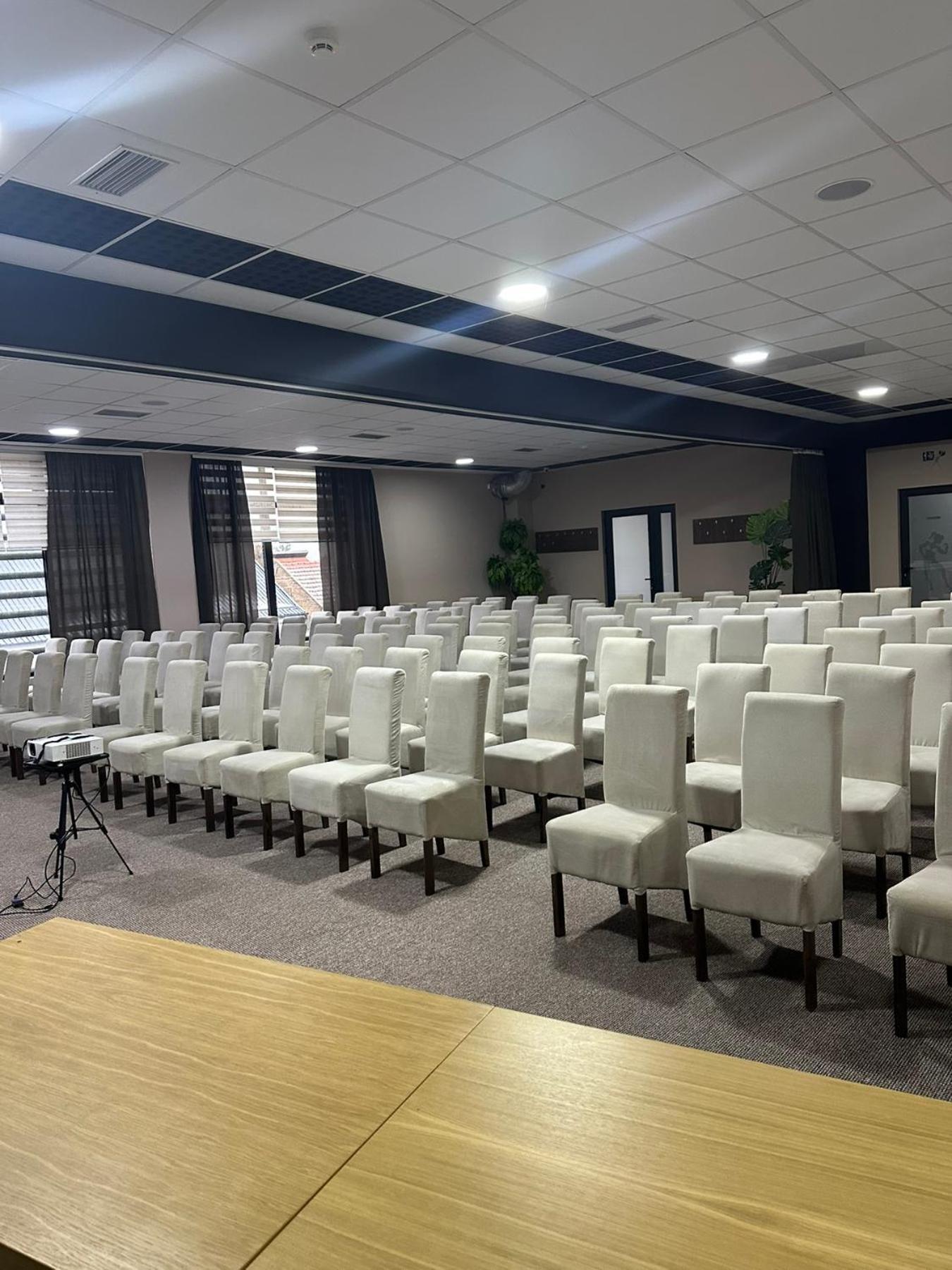 Garnet Hotel&Event Centar Ruma Buitenkant foto