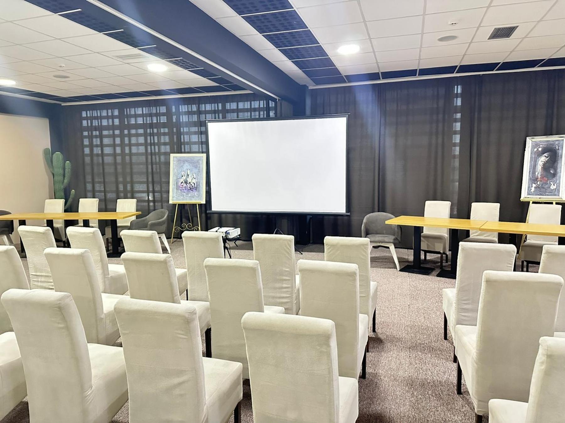 Garnet Hotel&Event Centar Ruma Buitenkant foto