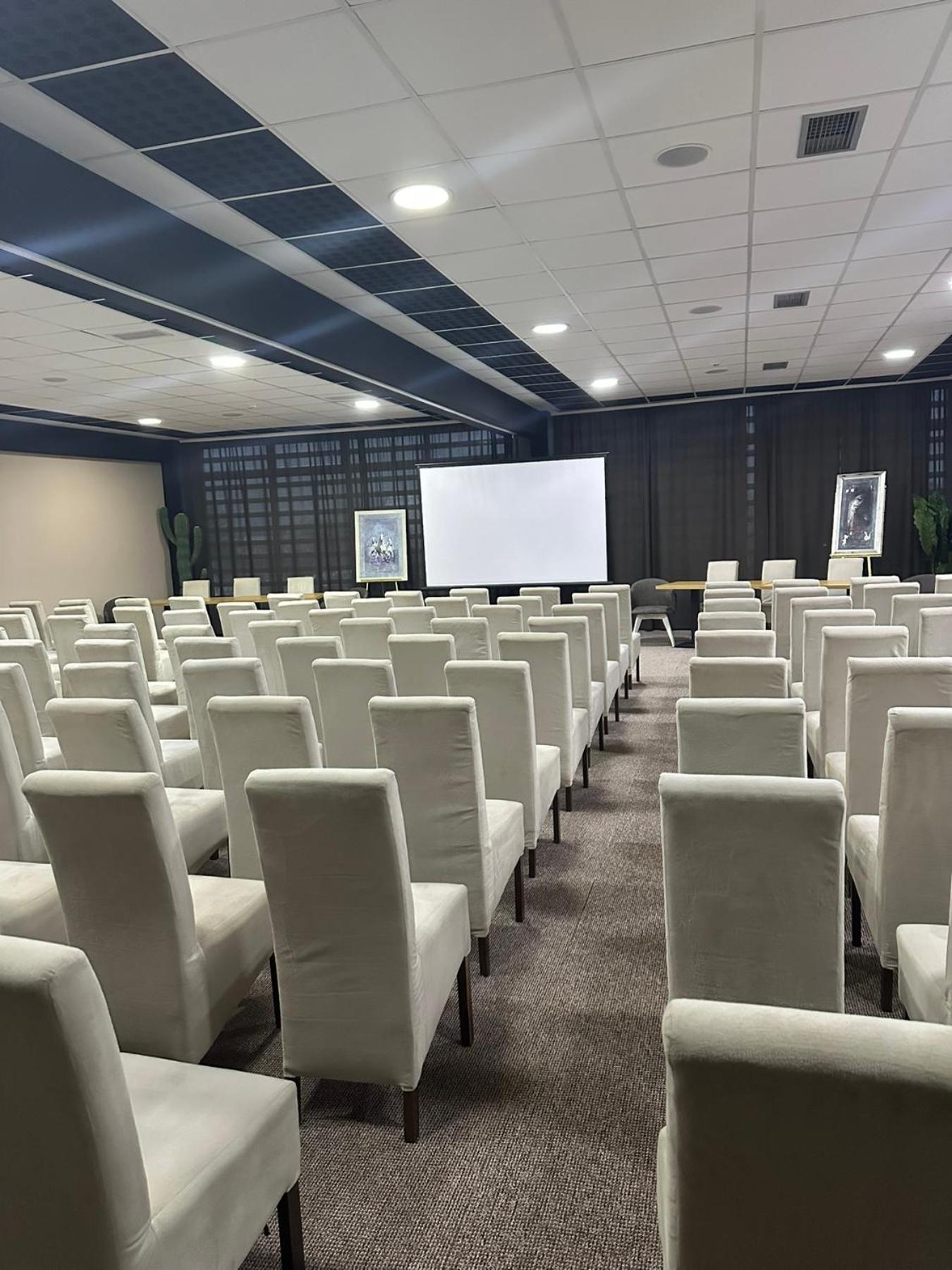 Garnet Hotel&Event Centar Ruma Buitenkant foto