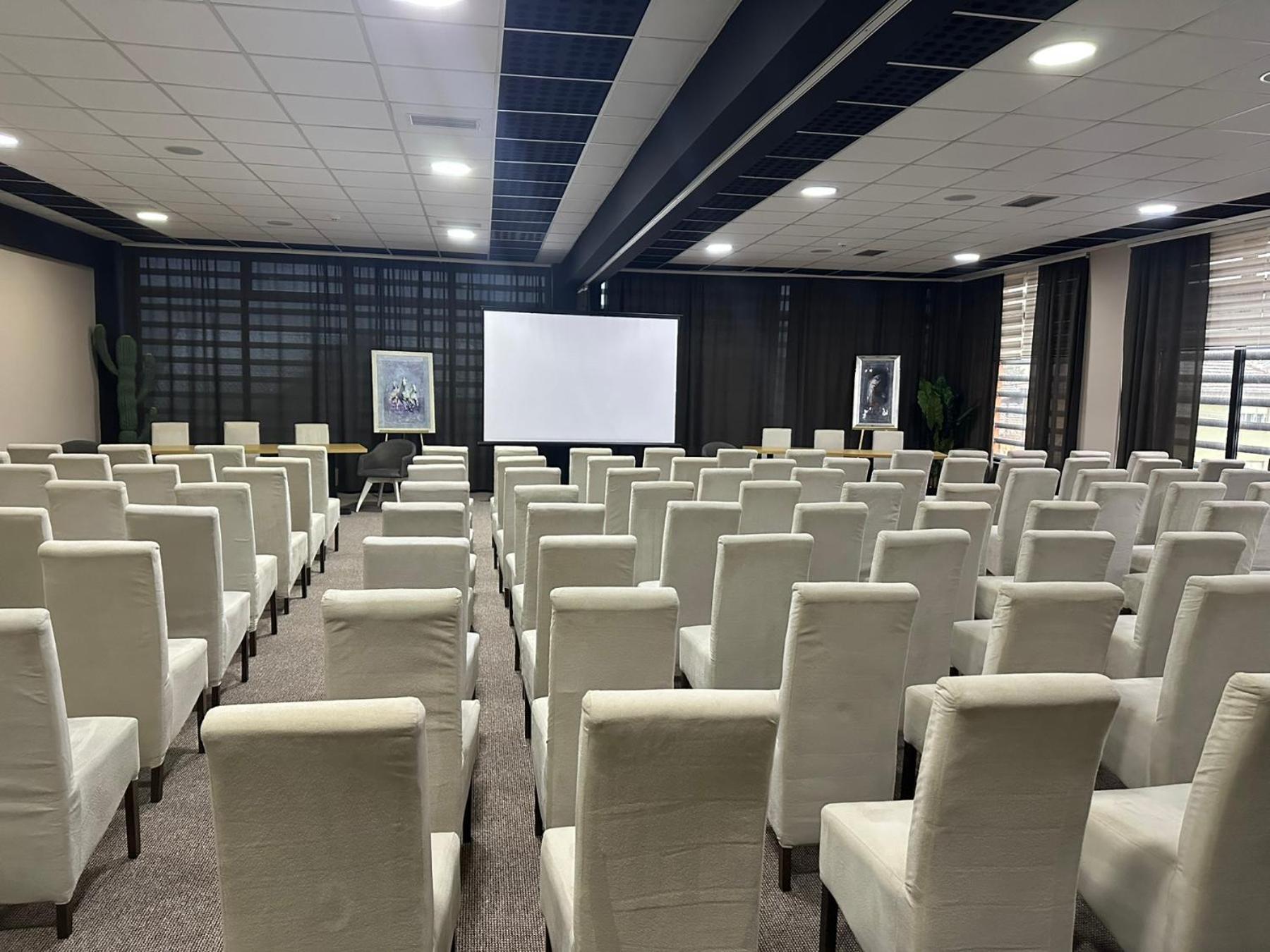 Garnet Hotel&Event Centar Ruma Buitenkant foto