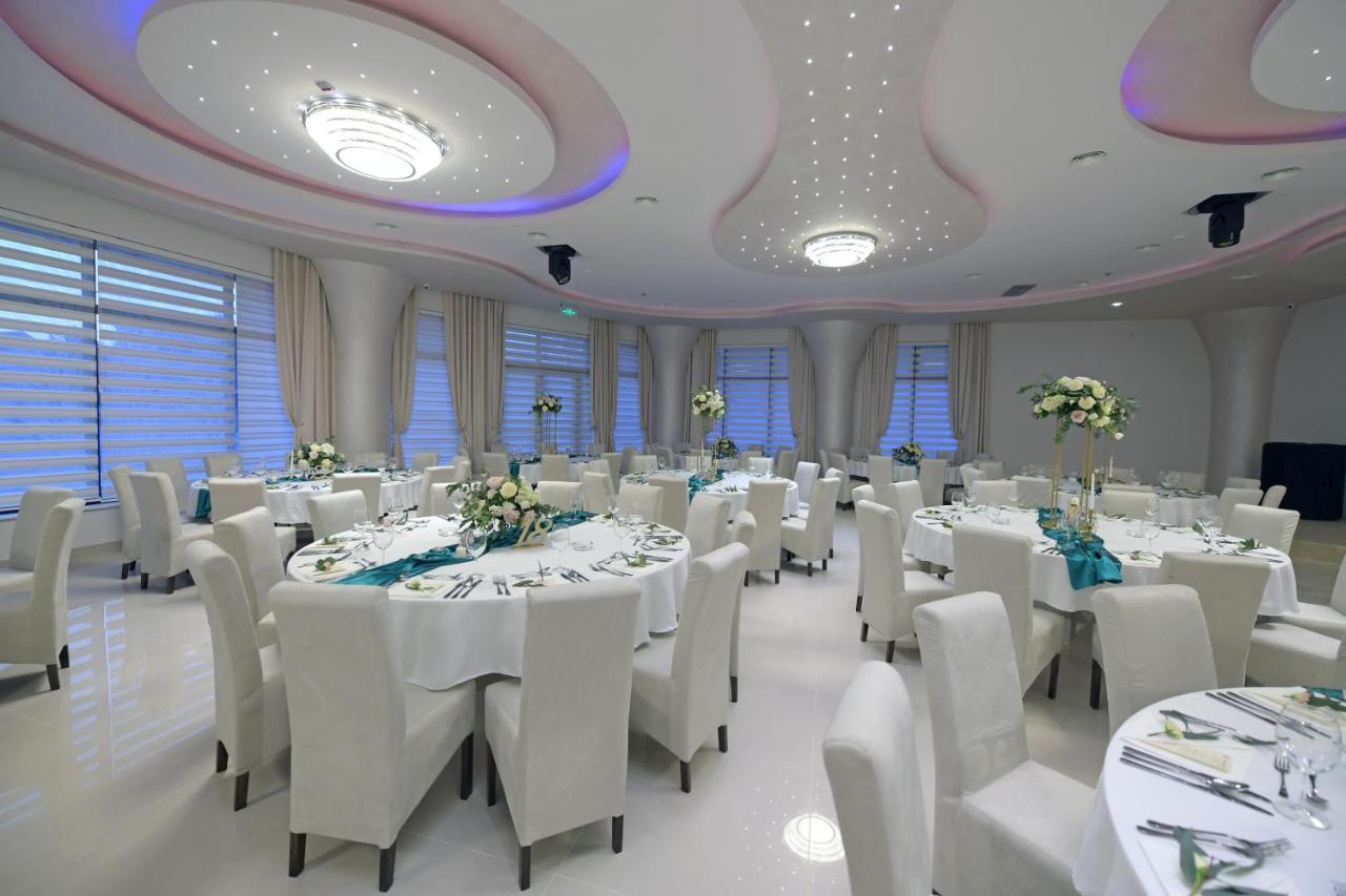 Garnet Hotel&Event Centar Ruma Buitenkant foto